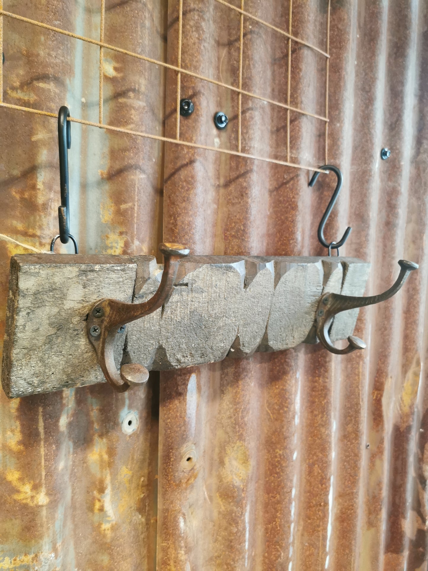 Nr3. Knaggerekke med 2 knagger. L 40cm.