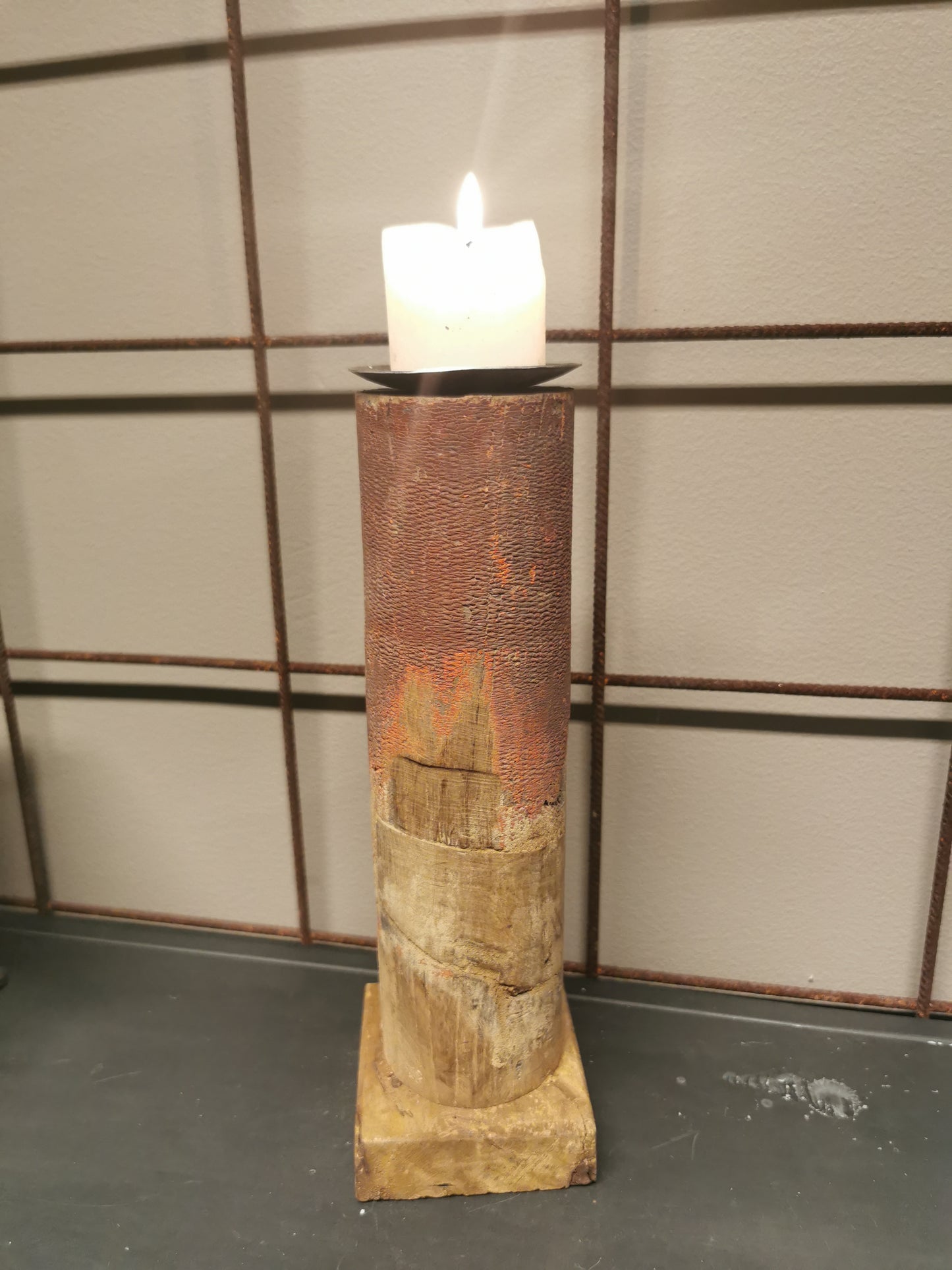 Lysestake av gjenbrukstre. Nr4. Høyde 29cm