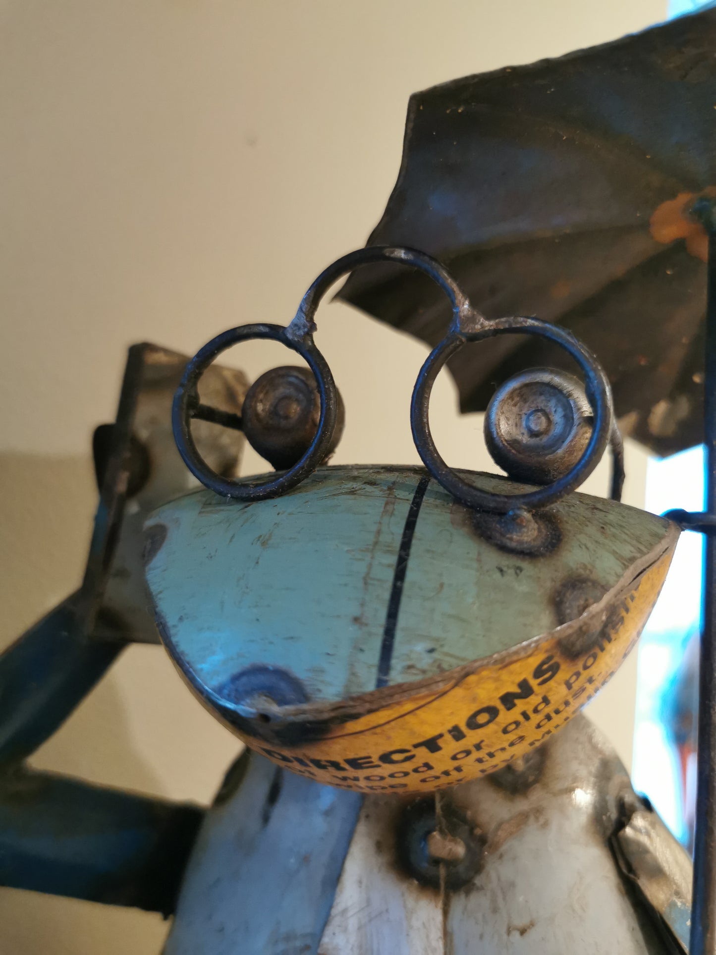 Metallfrosk med paraply og mobil