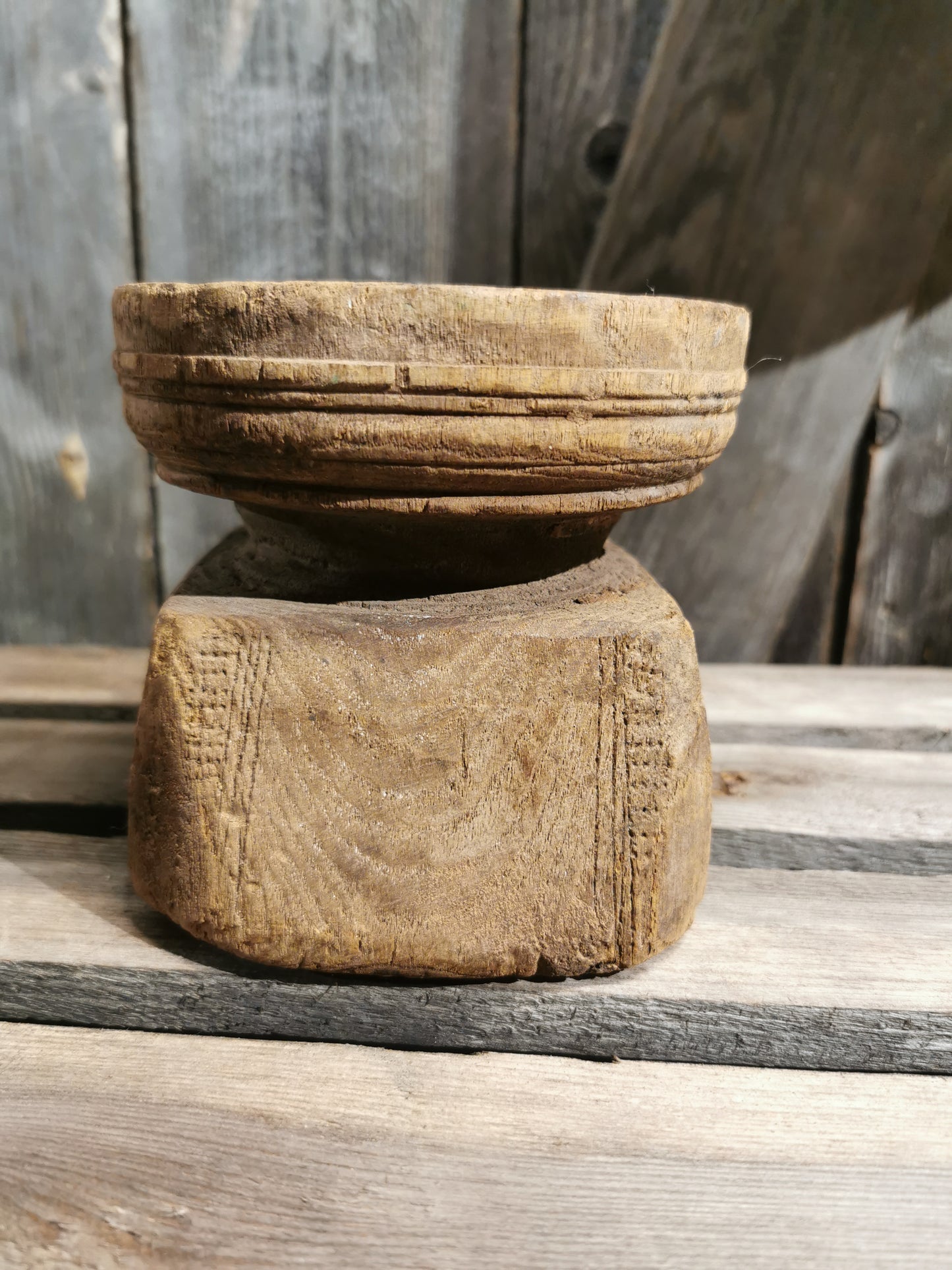 Kubbe lysestake i tre. H 11,5cm d oppe 12cm mål nede 12x11,5cm. Nr4