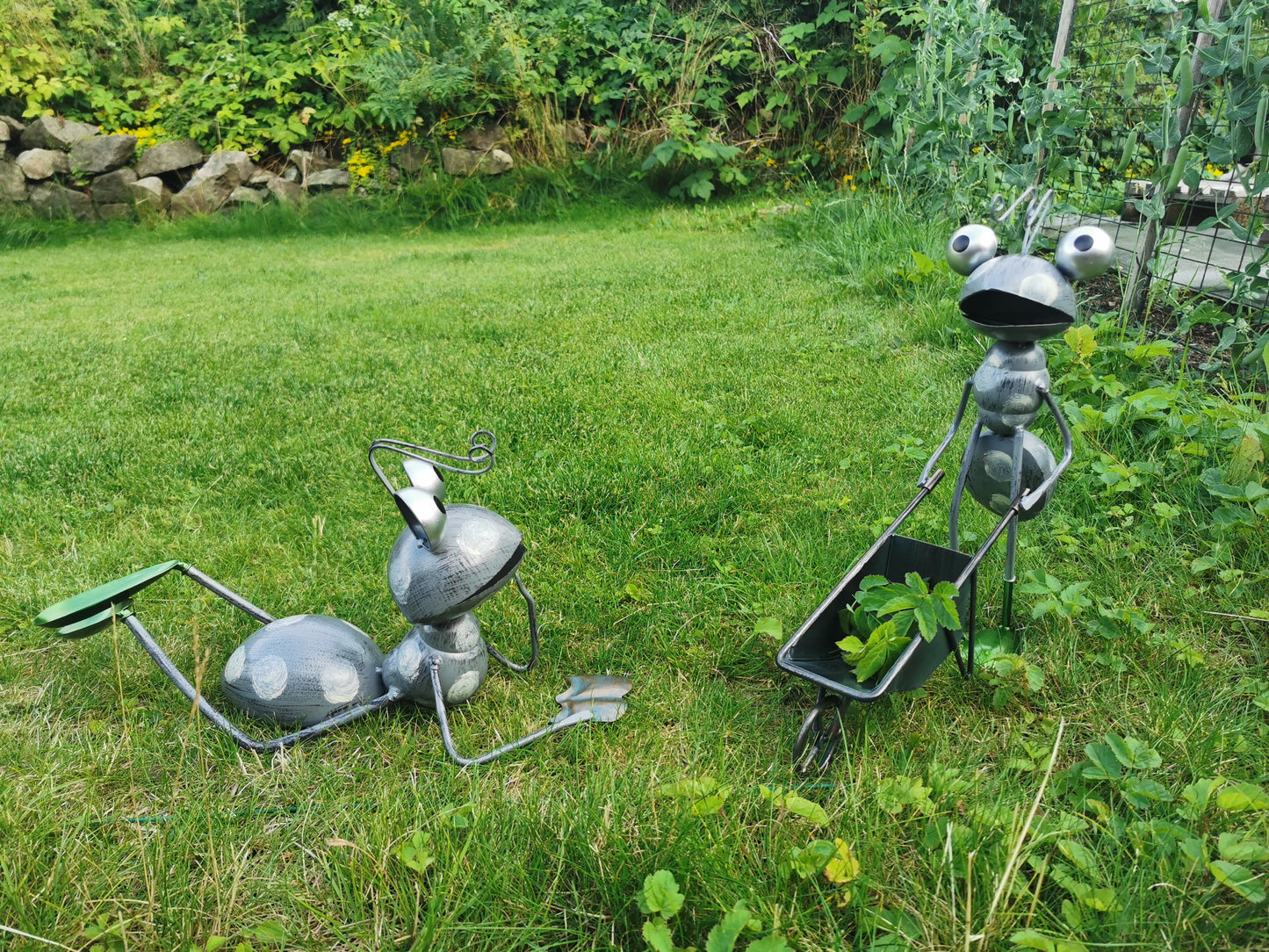 Metall maur med avtagbar trillebår.