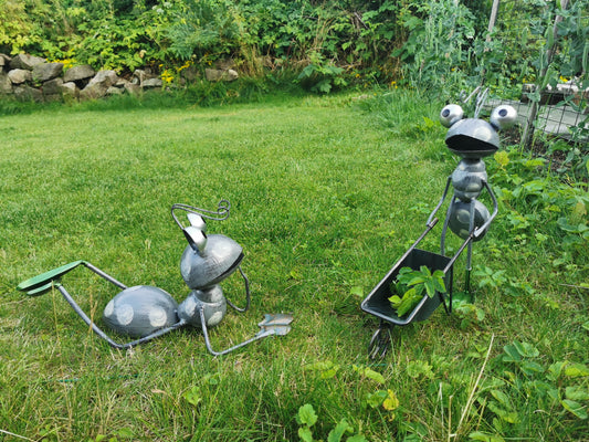 Metall maur med avtagbar trillebår.