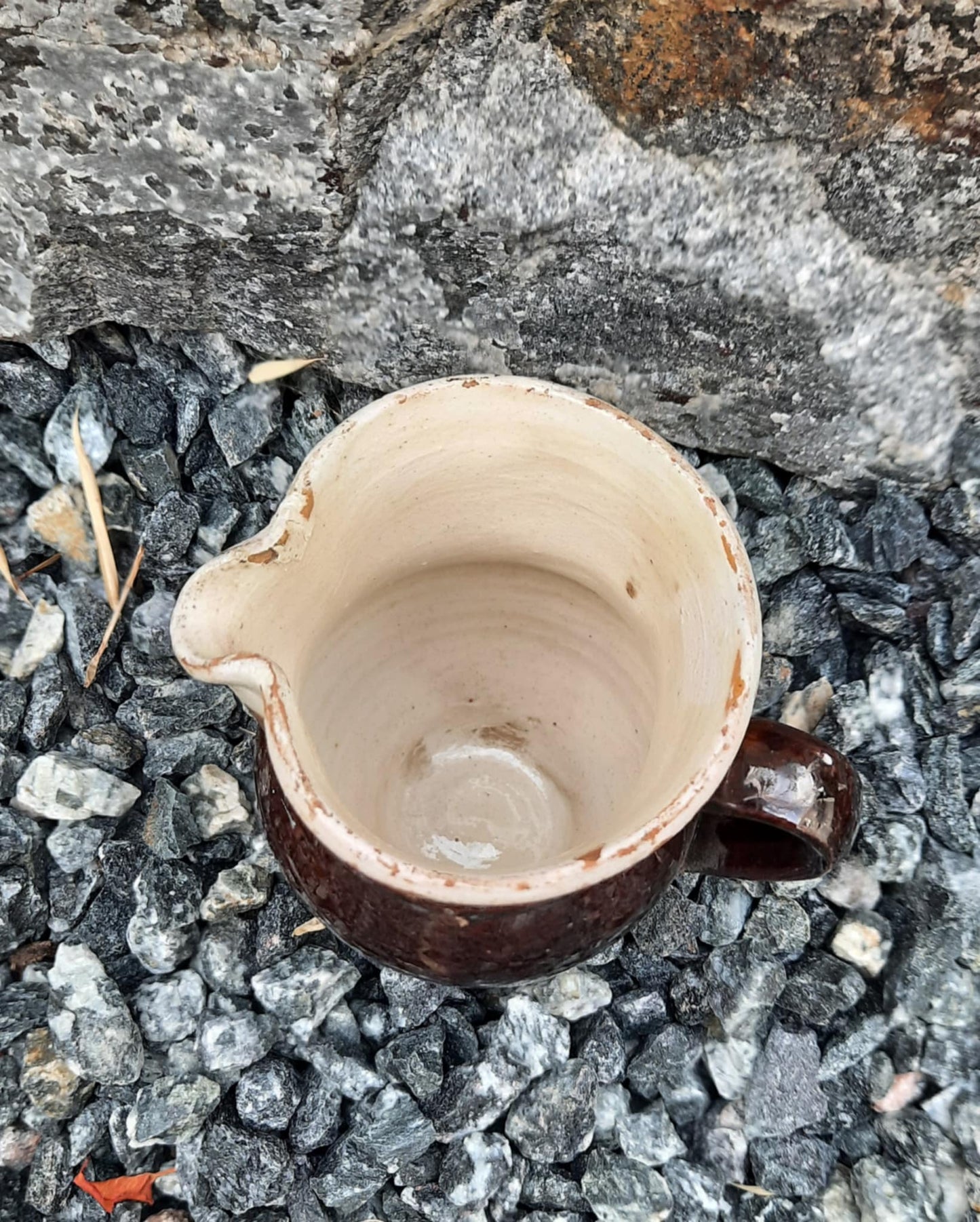 Fransk glassert mugge med helletut.
