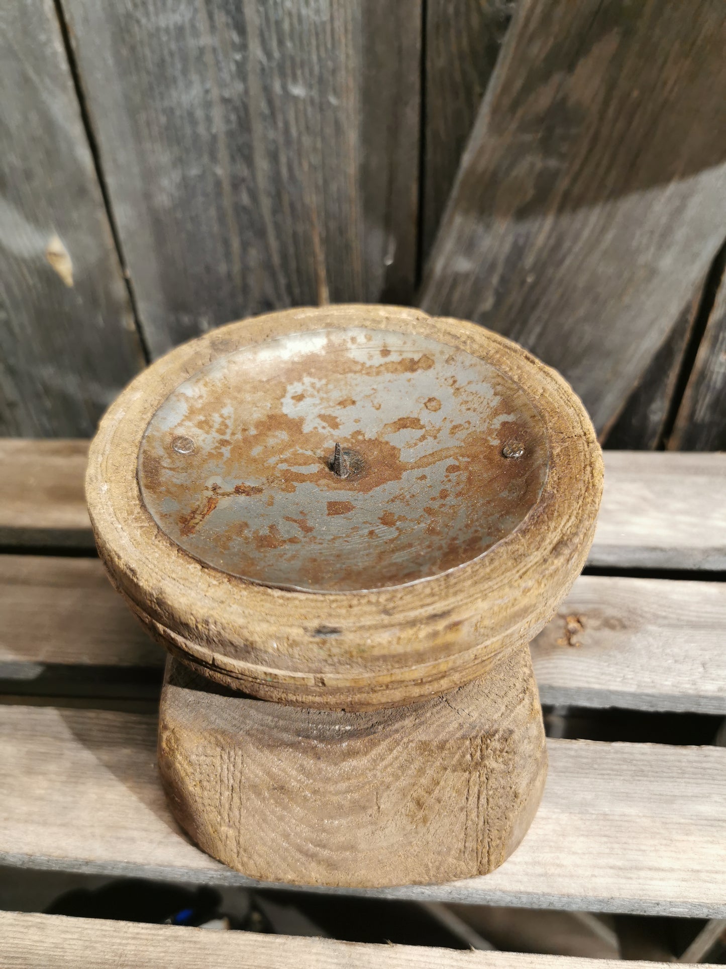 Kubbe lysestake i tre. H 11,5cm d oppe 12cm mål nede 12x11,5cm. Nr4