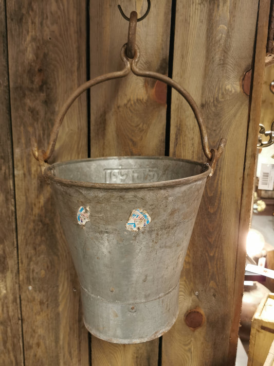 Håndlaget Indisk vintage sinkbøtte.