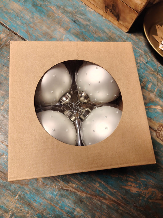 Hvite Julekuler med sølv