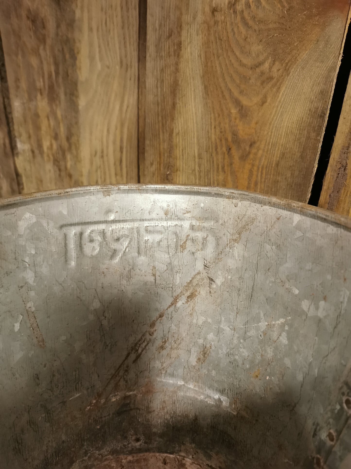 Håndlaget Indisk vintage sinkbøtte.