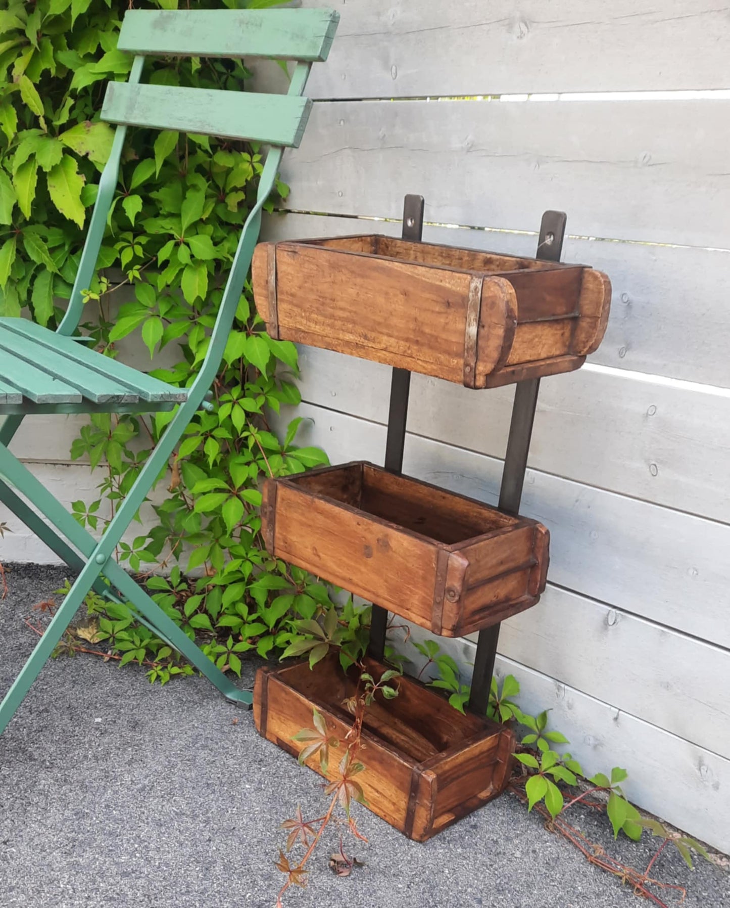 Hylle av gamle mursteinsformer