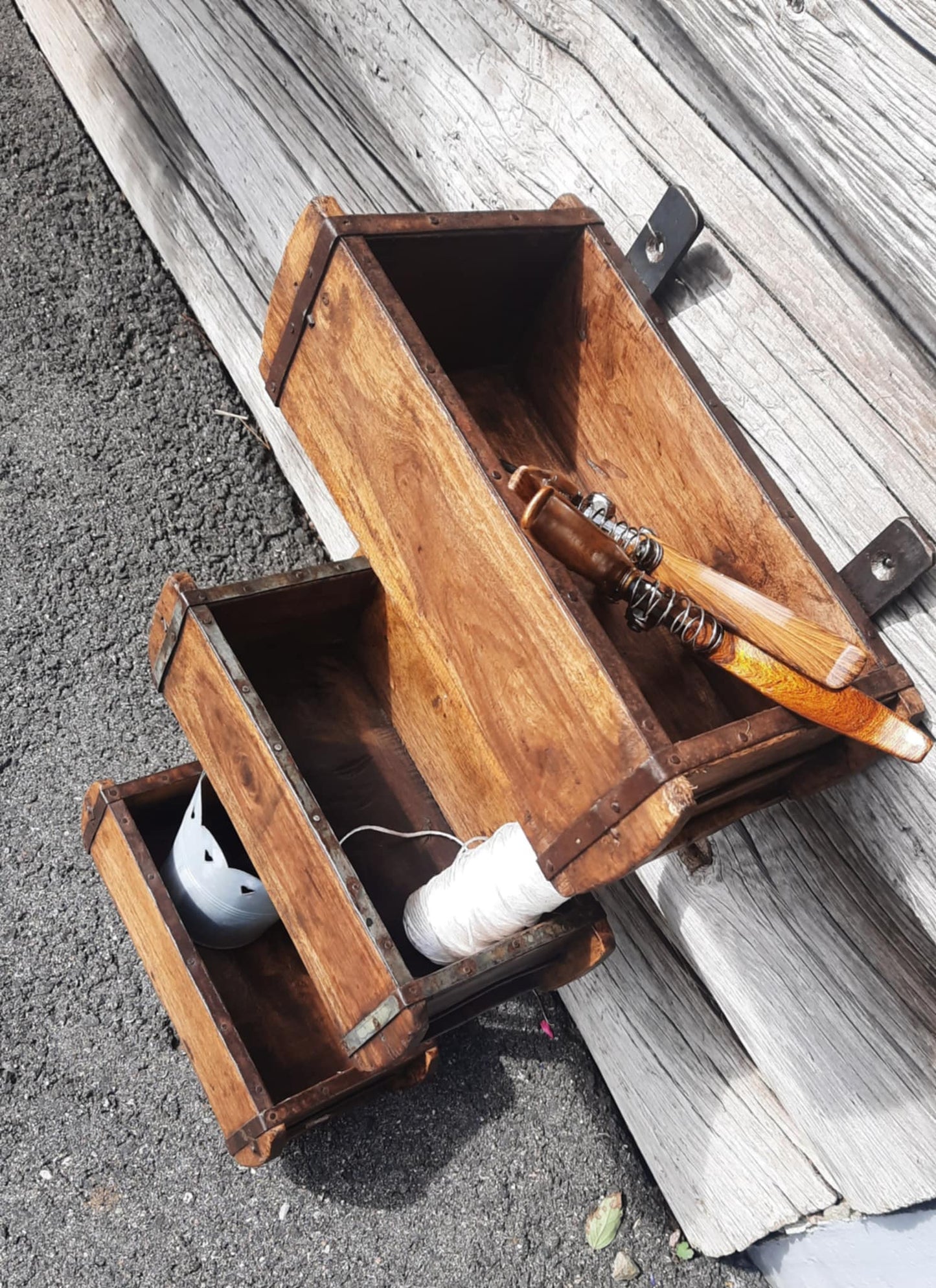 Hylle av gamle mursteinsformer