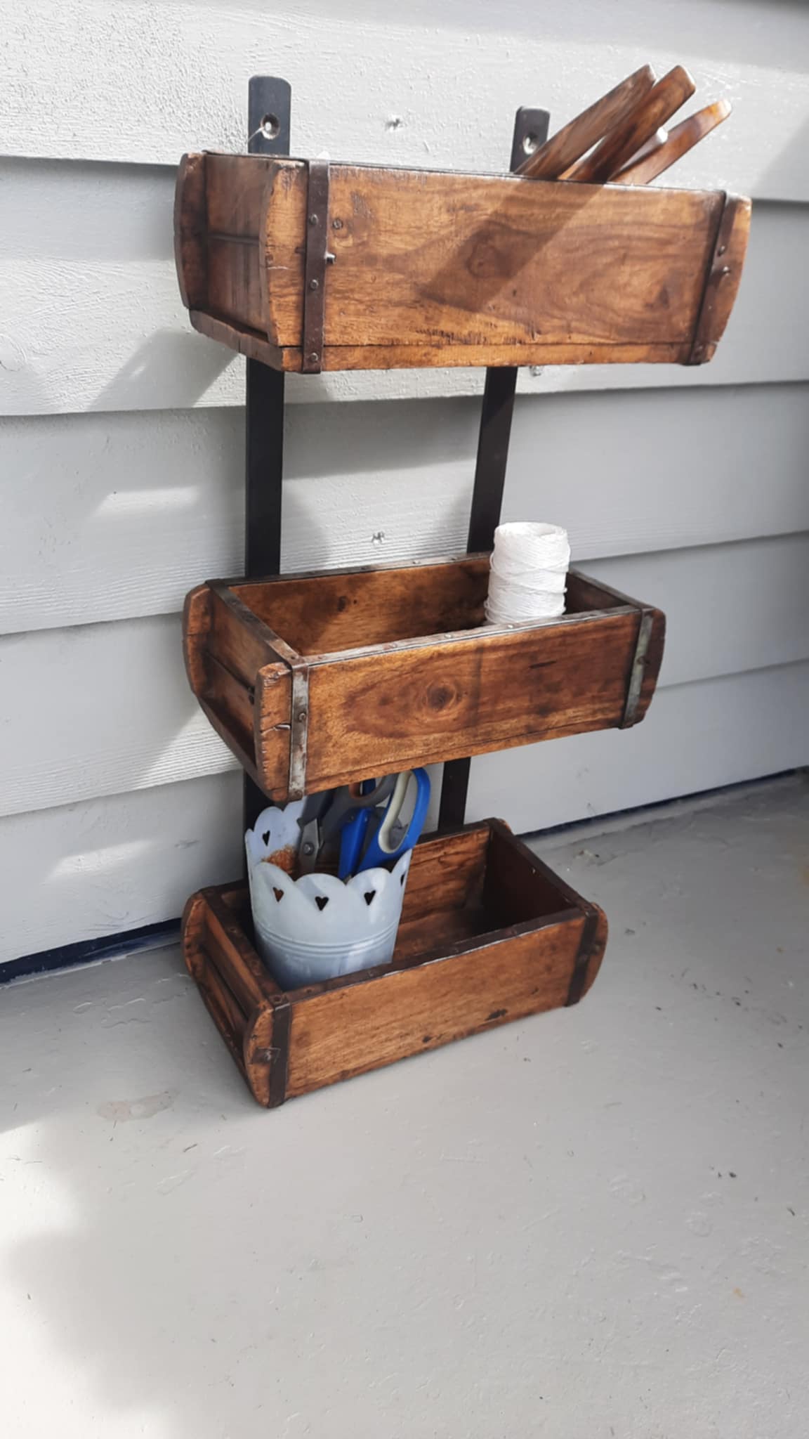 Hylle av gamle mursteinsformer