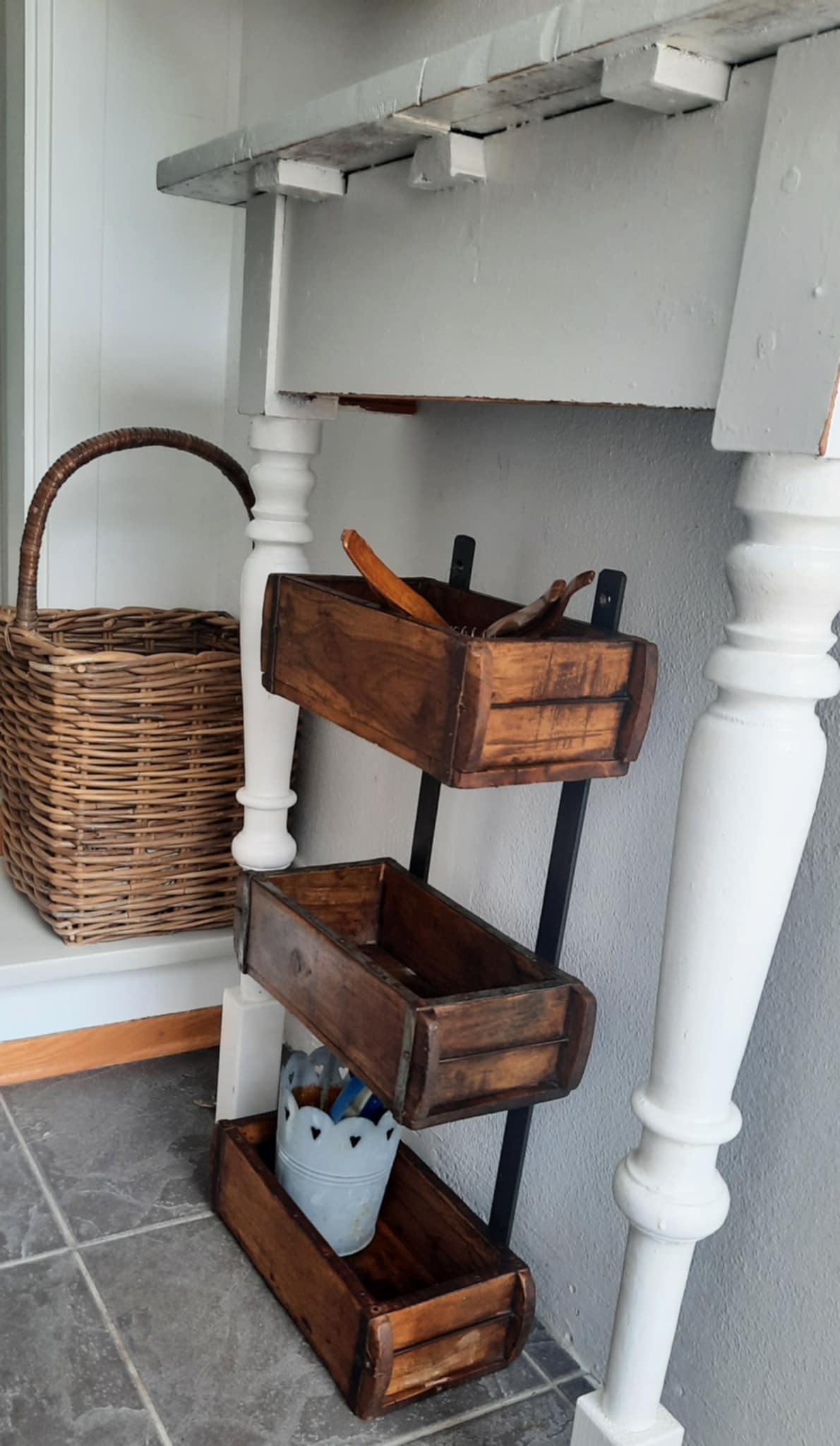 Hylle av gamle mursteinsformer