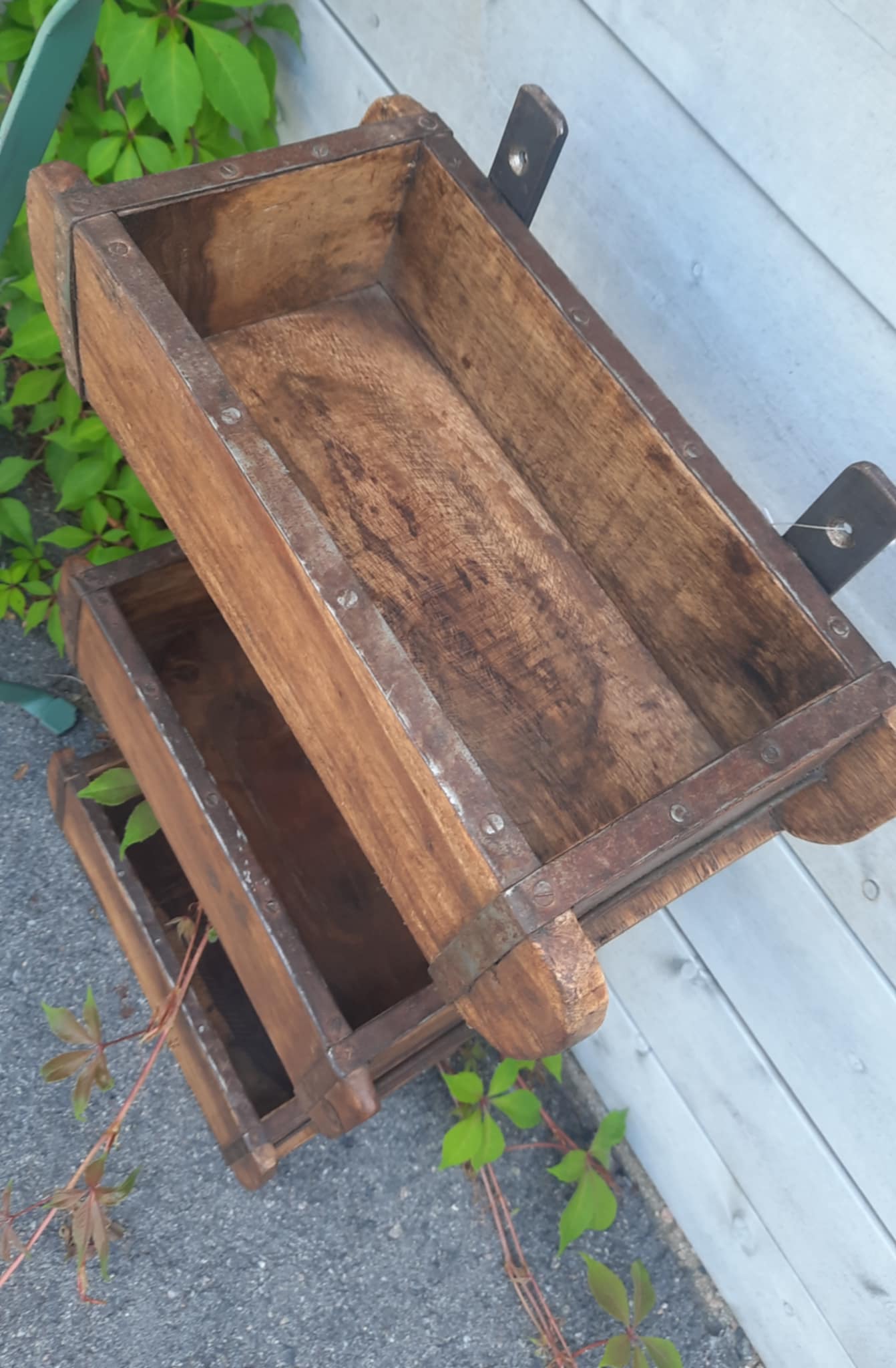 Hylle av gamle mursteinsformer