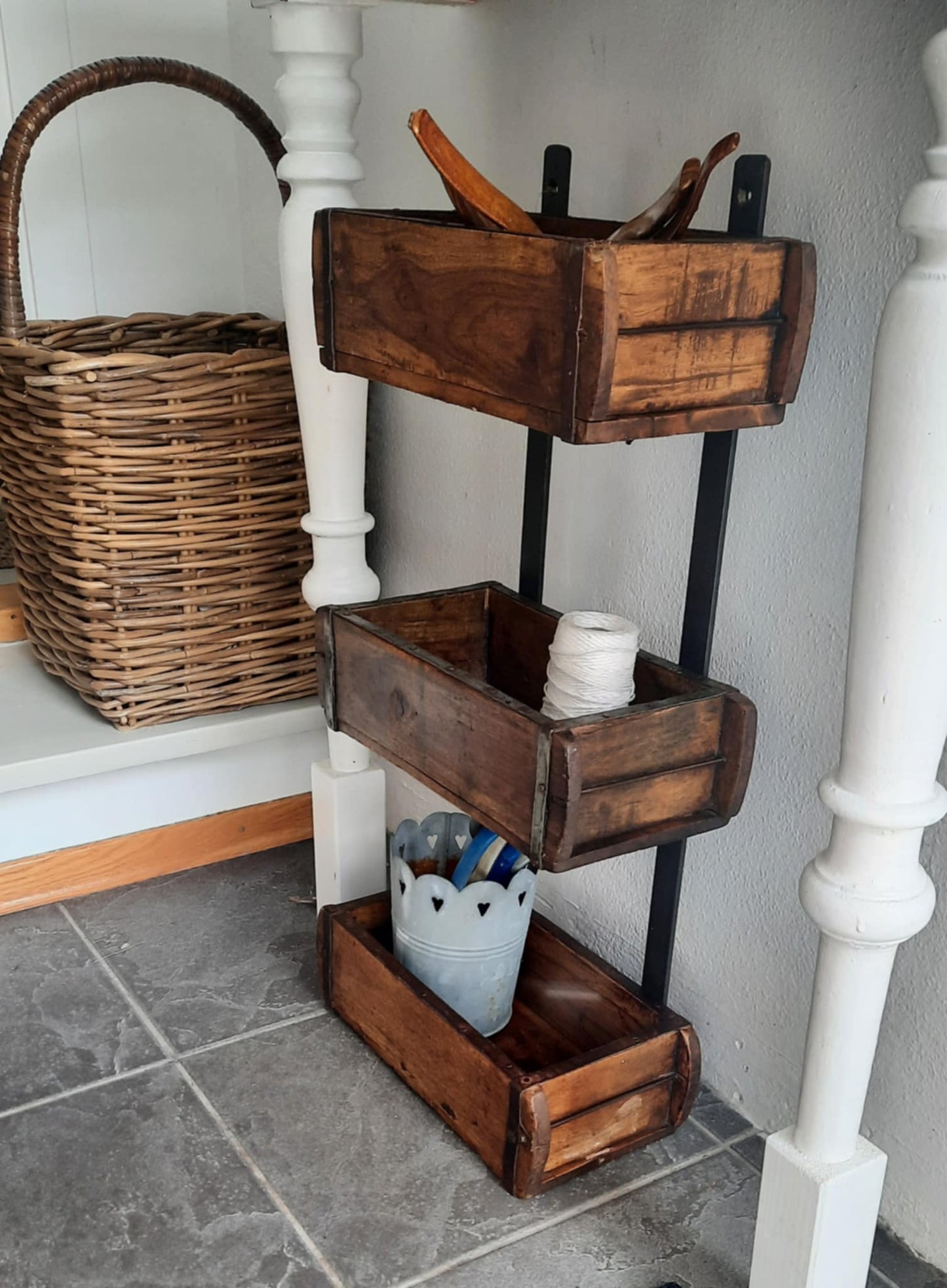 Hylle av gamle mursteinsformer