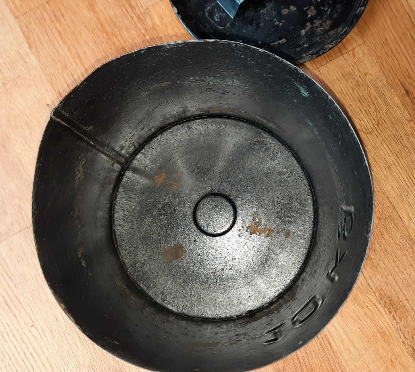 Rustikke metallspann fra India.