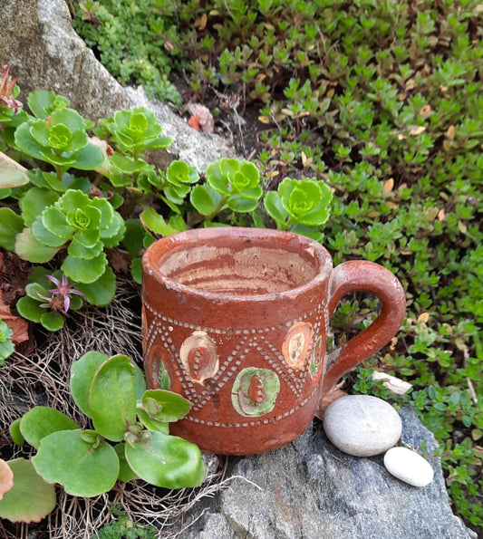 Håndlaget eldre krus/kopp i keramikk. #8#