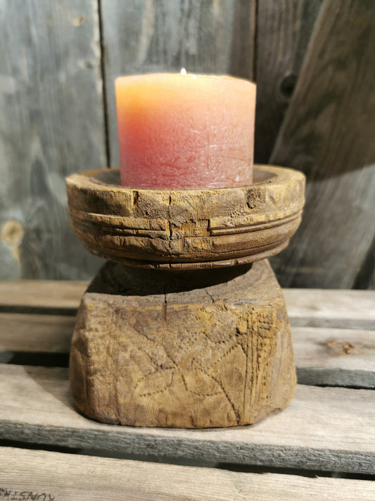 Kubbe lysestake i tre. H 11,5cm d oppe 12cm mål nede 12x11,5cm. Nr4