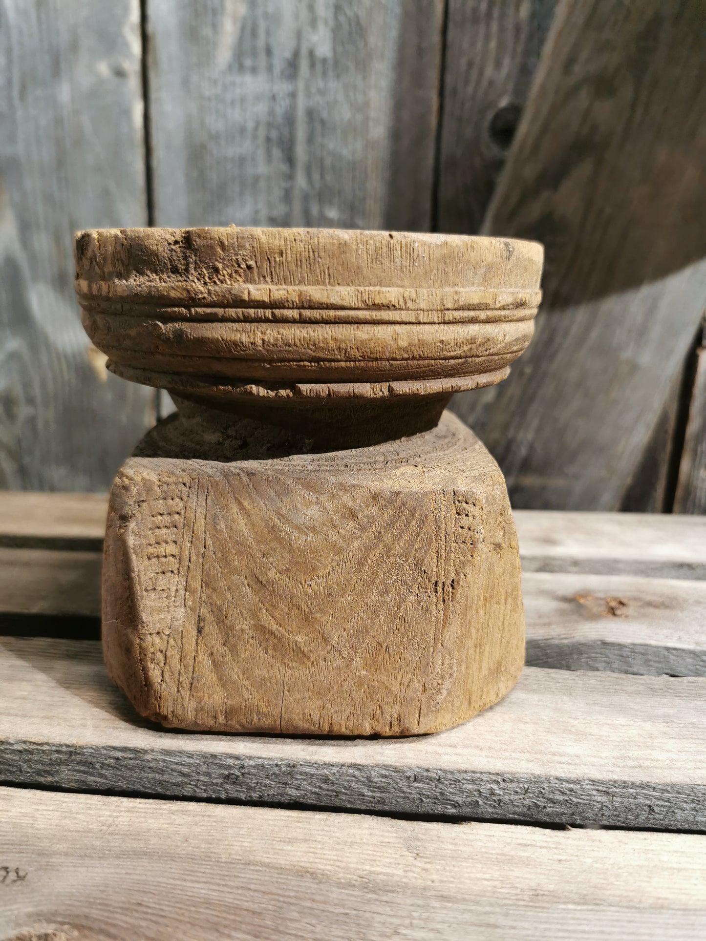 Kubbe lysestake i tre. H 11,5cm d oppe 12cm mål nede 12x11,5cm. Nr4