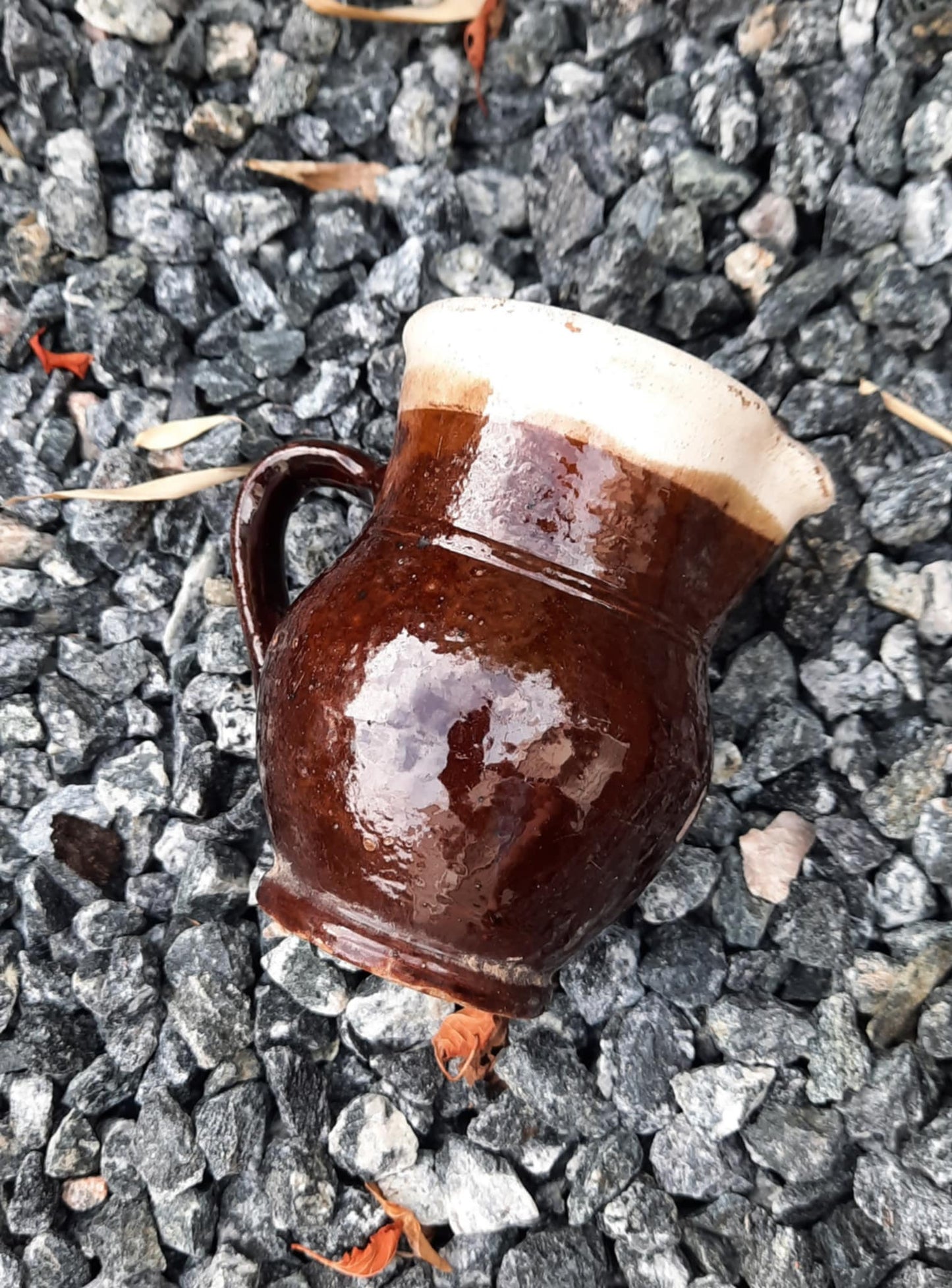 Fransk glassert mugge med helletut.