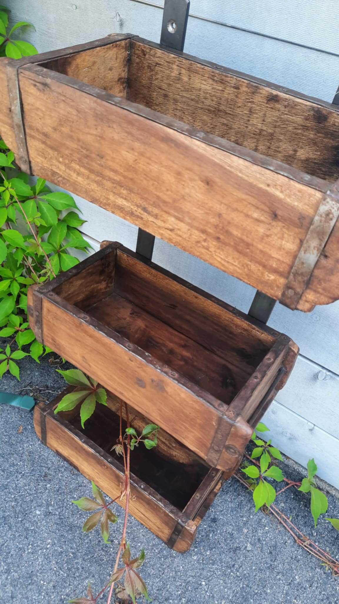 Hylle av gamle mursteinsformer