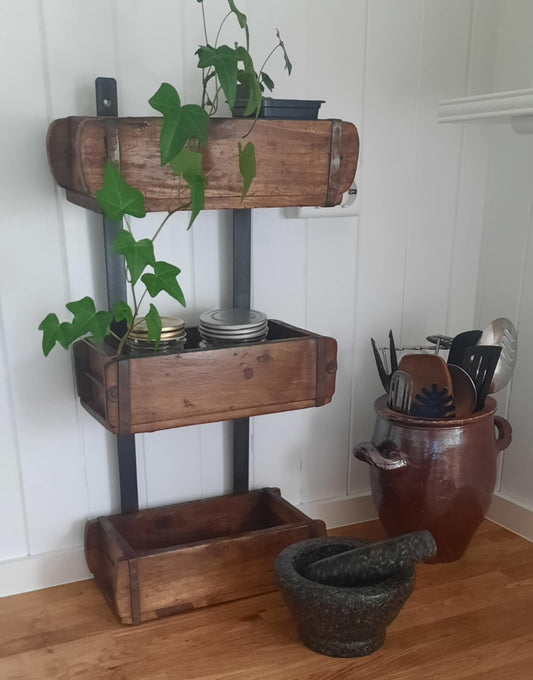 Hylle av gamle mursteinsformer