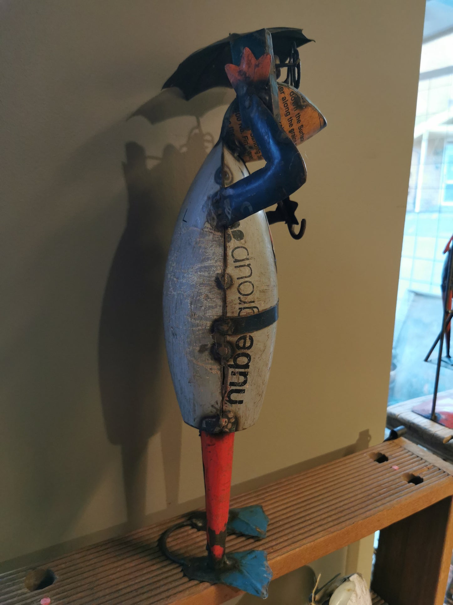 Metallfrosk med paraply og mobil