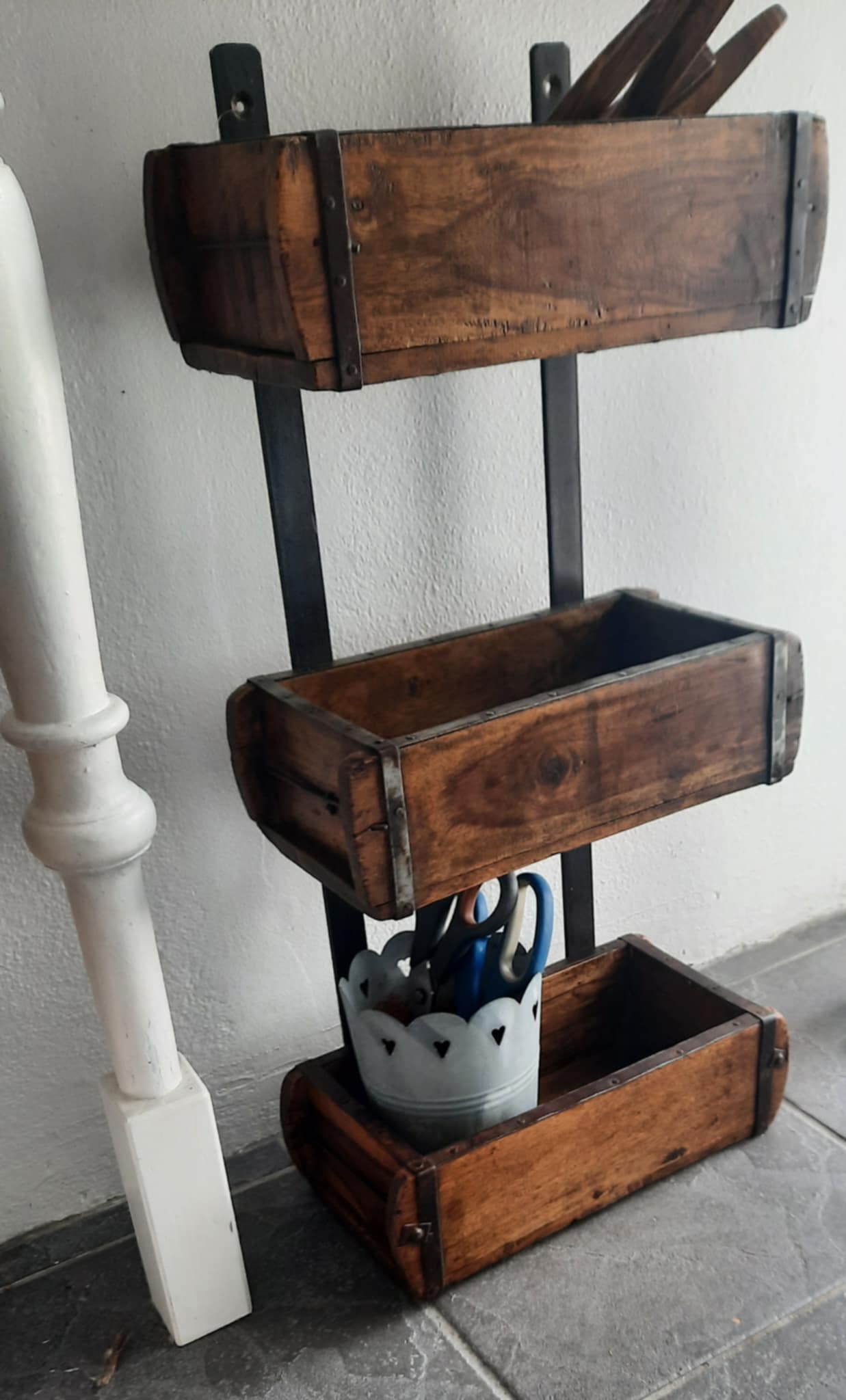 Hylle av gamle mursteinsformer