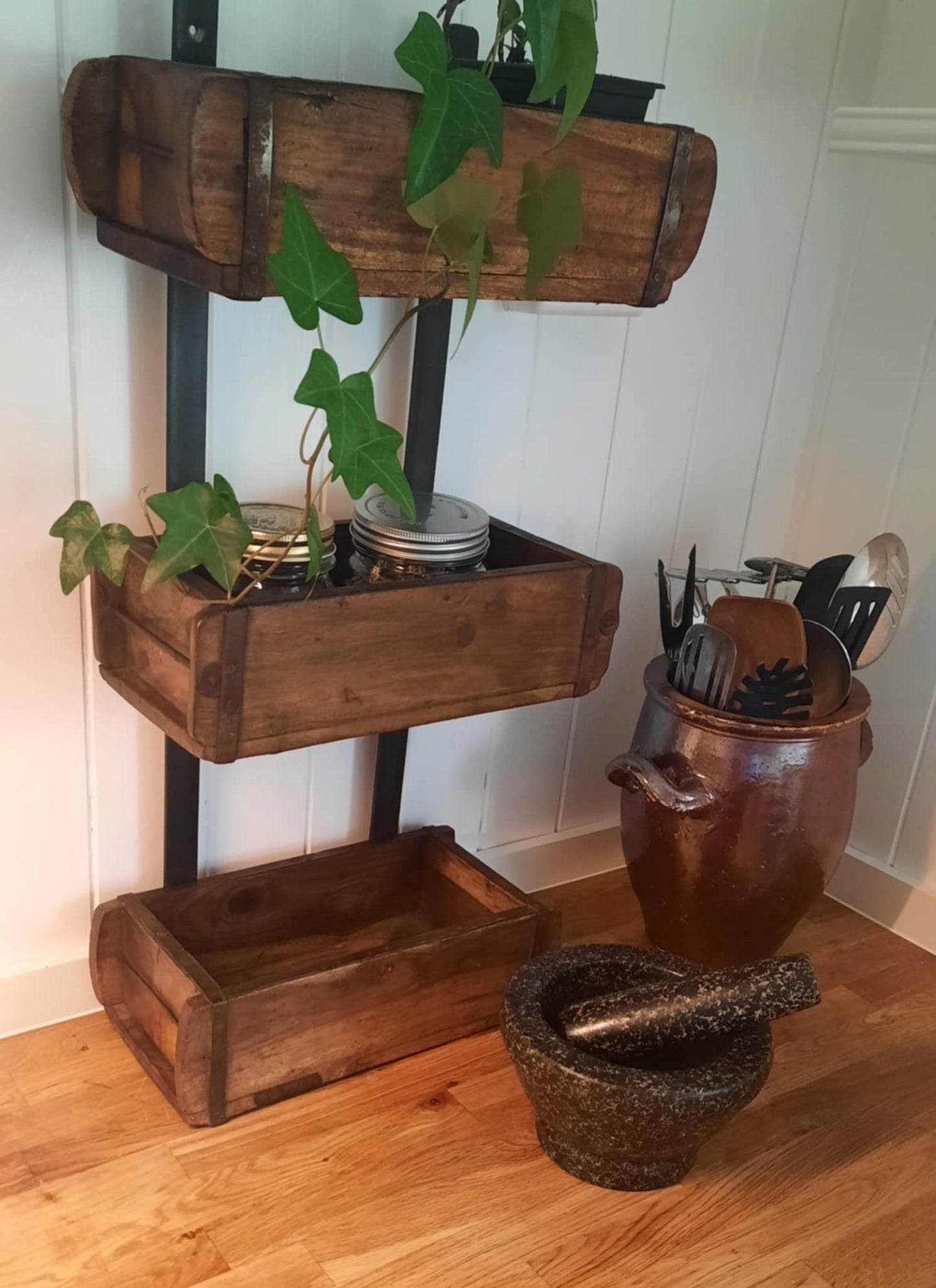 Hylle av gamle mursteinsformer