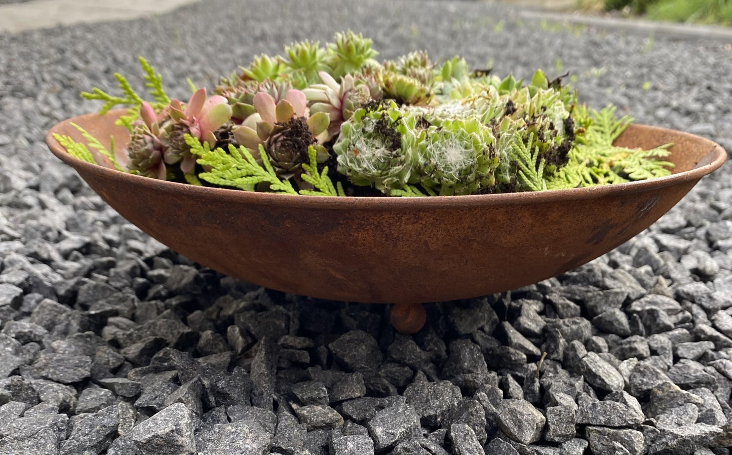 Rundt metallfat, rust. D28cm h 7,5cm